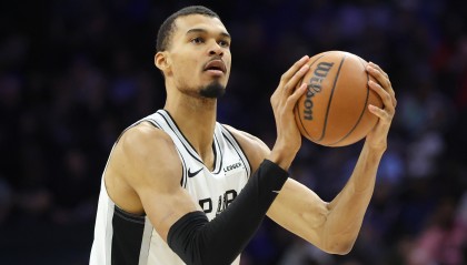 世界杯比赛直播客户端下载-无所不能！文班拿球单打申京 转身后仰跳投打板命中